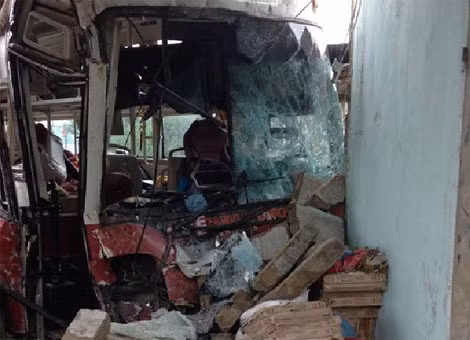 Vụ tai nạn khiến xe khách bị hư hỏng nặng. Vụ tai nạn khiến xe khách bị hư hỏng nặng.