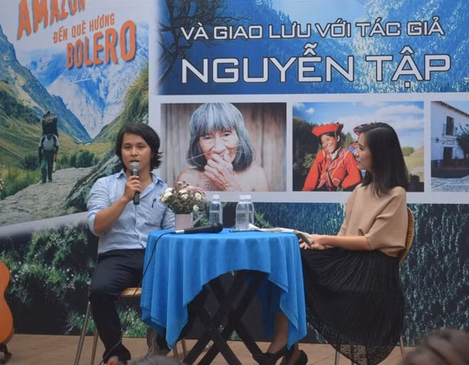 Nhà báo Nguyễn Tập giao lưu với độc giả.