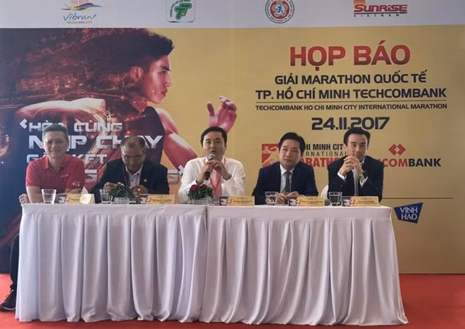 Ban tổ chức tại buổi họp báo ngày 24-11.