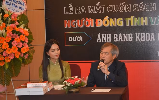 Tiến sĩ Lê Văn Tuấn giao lưu cùng độc giả.