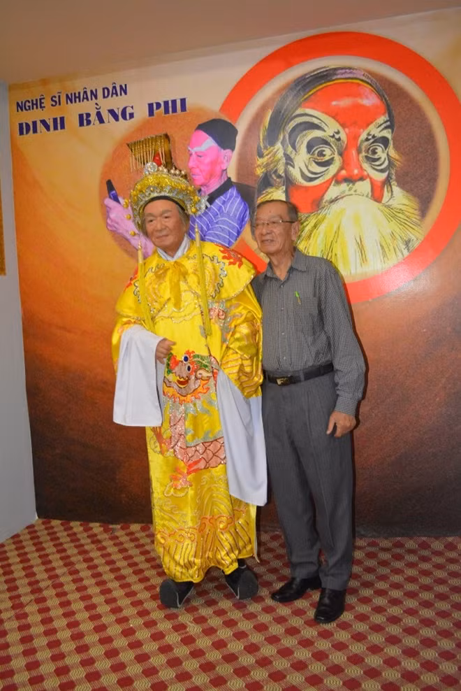 NSND Đinh Bằng Phi hạnh phúc bên tượng sáp của mình.