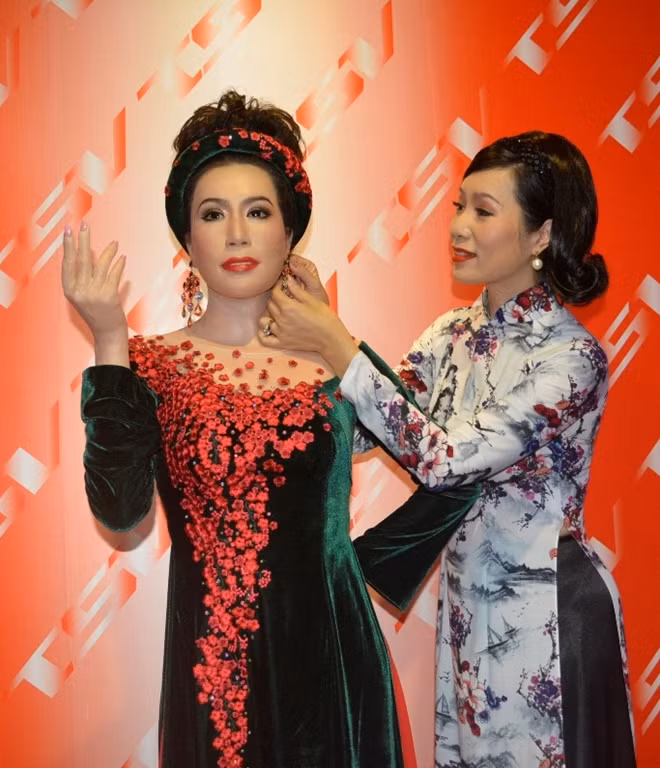 NSUT Trịnh Kim Chi chăm chút cho bức tượng của mình.