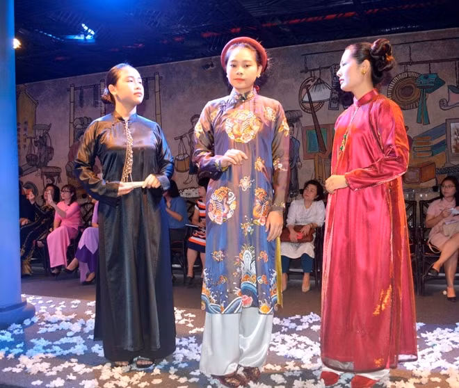 Trình diễn trang phục áo dài xưa và nay tại buổi họp báo.