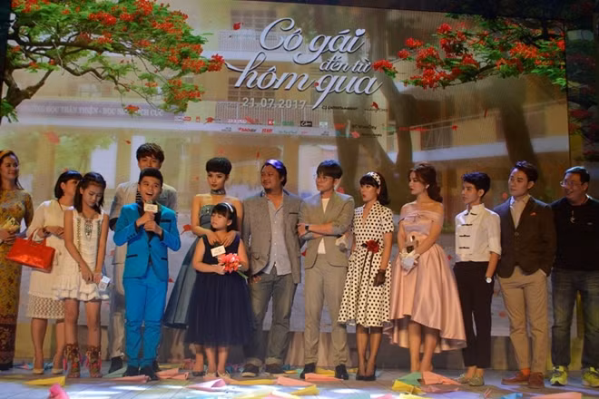 Đoàn làm phim "Cô gái đến từ hôm qua" giao lưu với khán giả.