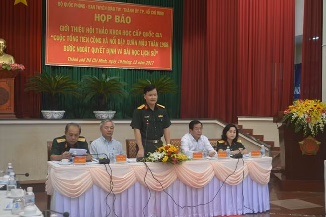 Đại tá Nguyễn Văn Đức, Phó Cục trưởng Cục Tuyên huấn, Tổng cục Chính trị Quân đội nhân dân Việt Nam, thông tin về nội dung hội thảo.