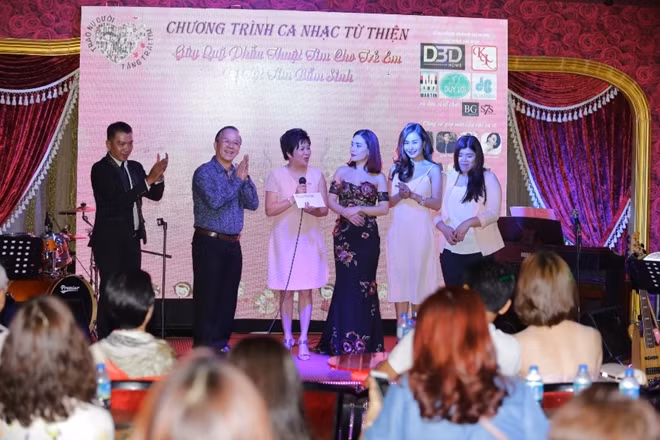 Đại tá Nguyễn Thanh Hải, Trưởng Cơ quan đại diện Báo CAND tại TP Hồ Chí Minh thay mặt các nhà tài trợ trao số tiền cho BTC chương trình.
