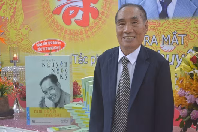 Nhà văn, nhà giáo ưu tú Nguyễn Ngọc Ký tại buổi ra mắt tự truyện “Tâm huyết trao đời”.