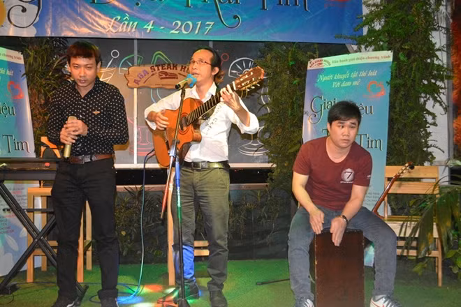 Nhạc sĩ, ca sĩ khiếm thị Hà Chương (giữa) biểu diễn cùng các thí sinh.