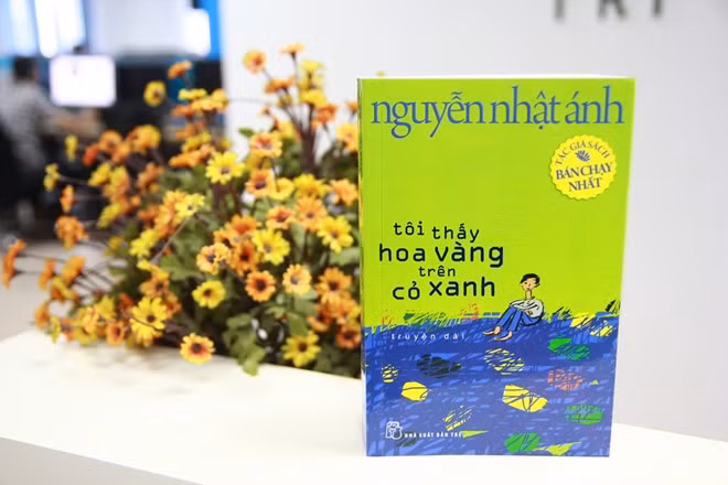 Tác phẩm "Tôi thấy hoa vàng trên cỏ xanh" được chuyển ngữ sang tiếng Nhật. Tác phẩm "Tôi thấy hoa vàng trên cỏ xanh" được chuyển ngữ sang tiếng Nhật.
