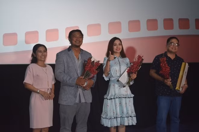 Bộ ba giám khảo của Liên hoan: (từ phải sang) đạo diễn Phan Đăng Di, diễn viên Lan Phương, đạo diễn Phan Gia Nhật Linh.