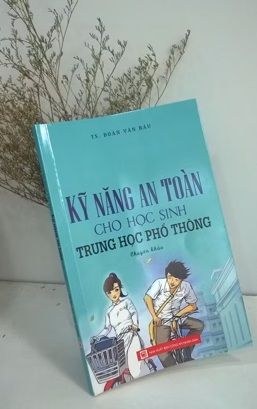 Cuốn sách Kỹ năng an toàn cho học sinh THPT