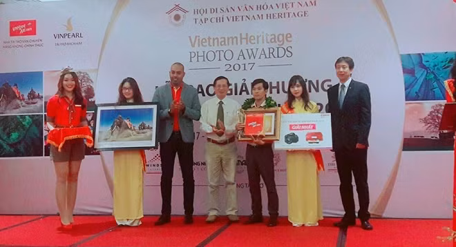 Tác giả Ngô Minh Phương nhận giải nhất với bức "Về đích".