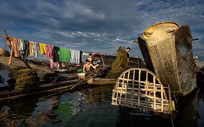 "Xóm chài Đầm Chuồn" của Hà Văn Đông (giải nhất).