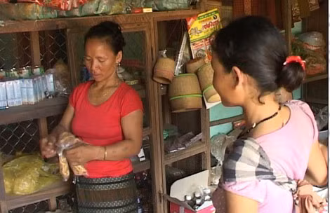 Chị Pỉ Thiết đang bán hàng cho khách.