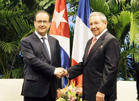 Trong thời gian thăm Cuba, Tổng thống Pháp Francois Hollande đã tiến hành nhiều cuộc hội đàm với Chủ tịch Raul Castro (phải) về việc tăng cường phát triển quan hệ song phương.