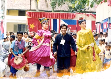Đạo diễn Hoàng Duẩn dự Liên hoan Trẻ em đường phố Đông Nam Á tổ chức tại Campuchia.