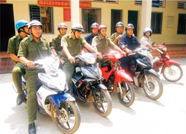 Lực lượng Công an và dân phòng chuẩn bị lên đường tuần tra.