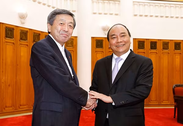 Phó Thủ tướng Nguyễn Xuân Phúc tiếp ông Hayashi Motoo, Bộ trưởng Bộ Kinh tế, Thương mại và Công nghiệp Nhật Bản. Ảnh: TTXVN.
