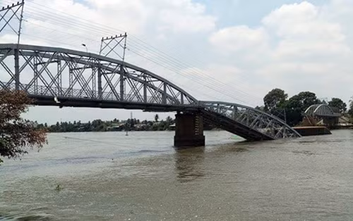 Hai nhịp cầu sập xuống sông.