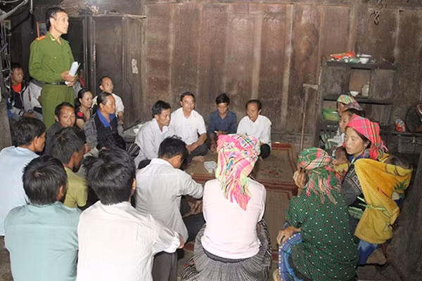 Công an huyện Trạm Tấu thường xuyên phối hợp với đội ngũ già làng, trưởng bản trong công tác tuyên truyền vận động nhân dân.