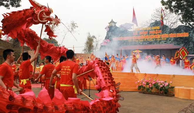 Nhân dân địa phương tham gia lễ hội.