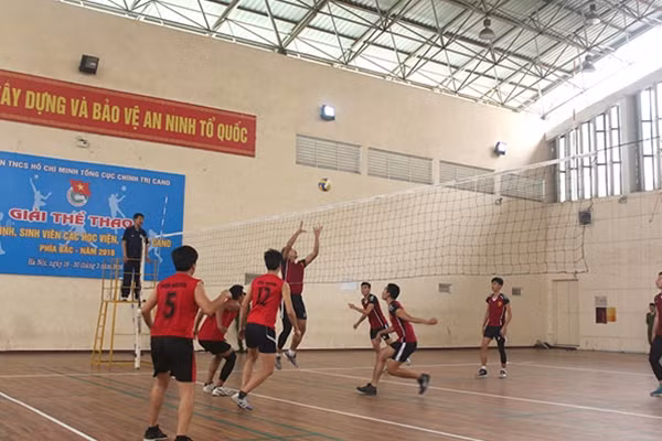 Trận chung kết bóng chuyền đầy kịch tính giữa Học viện CSND và Cao đẳng CSND I ngay trước lễ bế mạc.
