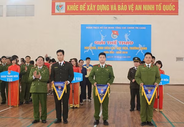 Đại tá Nguyễn Mạnh Hùng, Phó Hiệu trưởng Cao đẳng CSND I trao giải thưởng cho các đội tuyển đoạt giải môn kéo co.
