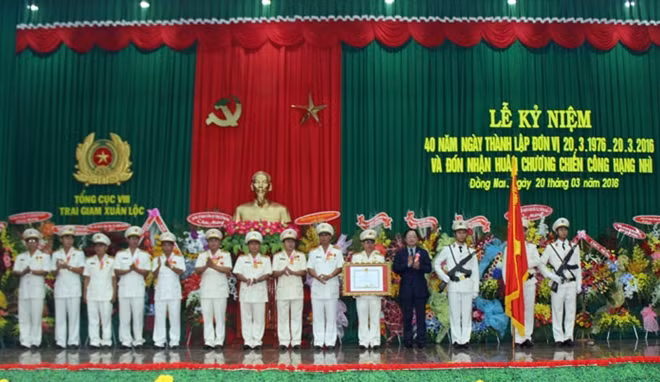 Thứ trưởng Nguyễn Văn Thành trao Huân chương Chiến công hạng Nhì tặng tập thể CBCS Trại giam Xuân Lộc.