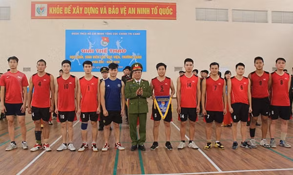 Thiếu tướng Đặng Xuân Khang, Phó Giám đốc Học viện CSND trao giải Nhì cho đội tuyển bóng chuyền Học viện CSND.