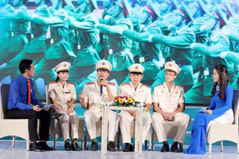 Bốn gương điển hình giao lưu trong chương trình. Ảnh: Hoàng Giang.