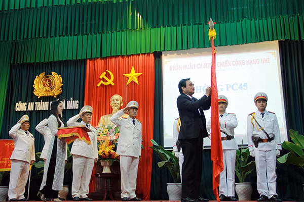 Phòng PC45, Công an TP Đà Nẵng đón nhận Huân chương Chiến công hạng Nhì.