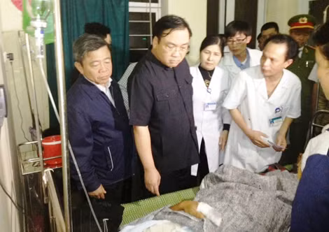 Phó Thủ tướng Hoàng Trung Hải trực tiếp thăm hỏi, động viên người bị nạn đang được điều trị tại Bệnh viên đa khoa Hà Tĩnh.