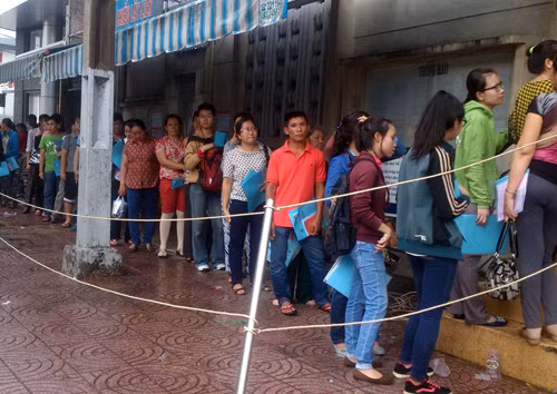 Người dân xếp hàng chờ làm thủ tục tại Phòng Quản lý xuất nhập cảnh, Công an TP Hồ Chí Minh.