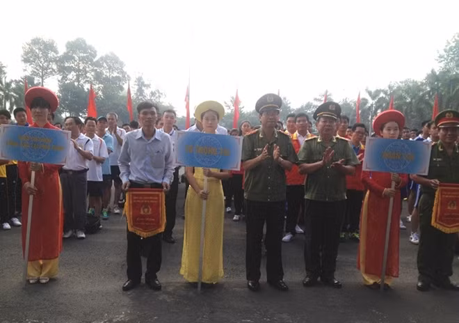 Trung tướng Nguyễn Thanh Nam trao tặng cờ lưu niệm cho các đơn vị tham gia thi đấu