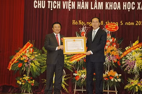 Chủ tịch nước trao tặng Huân chương lao động hạng Nhất cho GS.TS Nguyễn Xuân Thắng - Giám đốc học viện Chính trị Quốc gia Hồ Chí Minh, nguyên Chủ tịch Viện hàn lâm khoa học xã hội Việt Nam