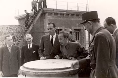 Chủ tịch Hồ Chí Minh đi thăm vùng chiến trường Normandy (17-7-1946).