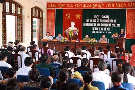 Bà Nguyễn Thị Thanh, Ủy viên Trung ương Đảng, Bí thư tỉnh ủy Ninh Bình phát biểu trong cuộc tiếp xúc cử tri.