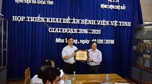 Thay mặt BV, PGS TS Trần Quyết Tiến – Phó Giám đốc BV Chợ Rẫy, nhận Bằng khen của UBND tỉnh Khánh Hòa tặng cho BV Chợ Rẫy.