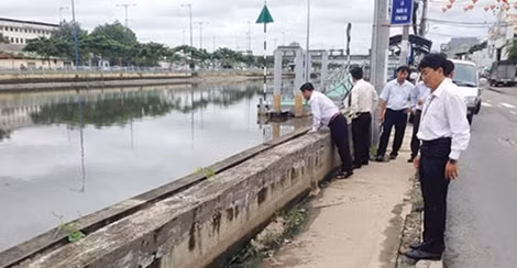 Kiểm tra vết nứt bờ kè Bến Bình Đông.