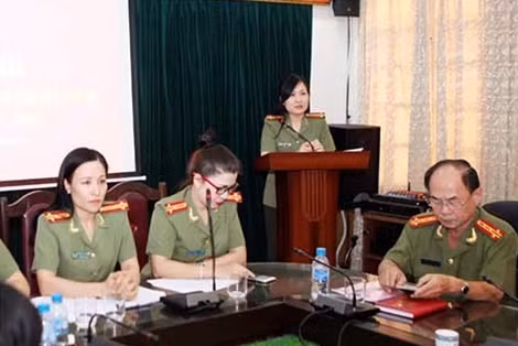 Trung tá Phạm Thị Nhàn, Chủ tịch Hội Phụ nữ Tổng cục Chính trị CAND phát biểu tại Đại hội.