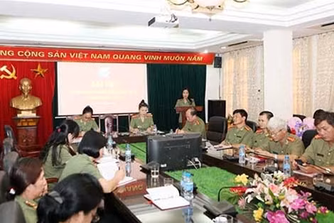 Đại diện Ban Chấp hành lâm thời Phụ nữ Báo CAND báo cáo kết quả, mục tiêu, phương hướng công tác Hội.