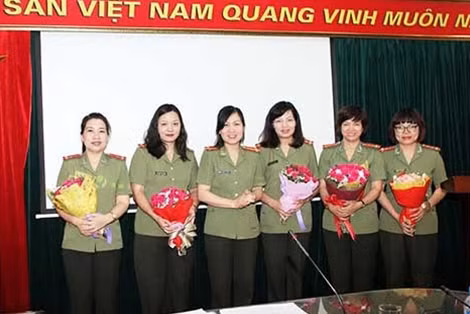 Trung tá Phạm Thị Nhàn, Chủ tịch Hội Phụ nữ Tổng cục Chính trị CAND tặng hoa chúc mừng Ban Chấp hành Phụ nữ Báo CAND tại Đại hội.Chú thích ảnh 5: