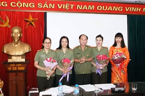 Đại tá Trần Kim Thẩm, Phó Tổng Biên tập Báo CAND tặng hoa các đồng chí trong BCH Lâm thời không tham gia BCH Phụ nữ Báo CAND nhiệm kỳ 2016-2021.