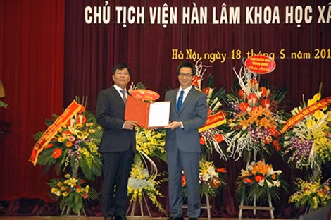 Phó Thủ tướng Vũ Đức Đam trao quyết định của Thủ tướng bổ nhiệm đồng chí GS.TS Nguyễn Quang Huấn làm Chủ tịch Viện hàn lâm khoa học xã hội Việt Nam.