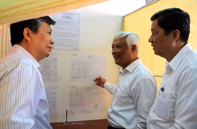 Phó Chủ tịch Quốc hội Uông Chu Lưu (đứng giữa), kiểm tra phòng kín dành cho cử tri lựa chọn ứng cử viên ĐBQH khòa XIV và HĐND các cấp, nhiệm kỳ 2016 - 2021