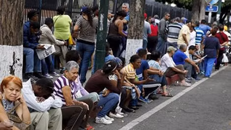 Người dân Venezuela xếp hàng mua nhu yếu phẩm.