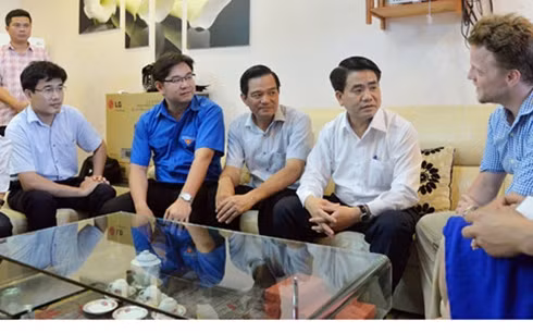 Chủ tịch UBND TP cũng lãnh đạo quận Cầu Giấy, phường Yên Hoà trò chuyện cùng anh James