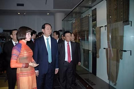 Chủ tịch nước cùng các cán bộ Bảo tàng dân tộc học