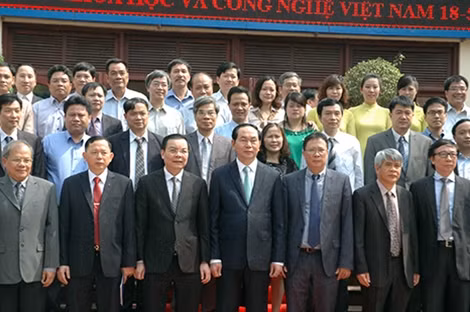 Chủ tịch nước Trần Đại Quang cùng với cán bộ Viện Hàn lâm Khoa học và Công nghệ Việt Nam