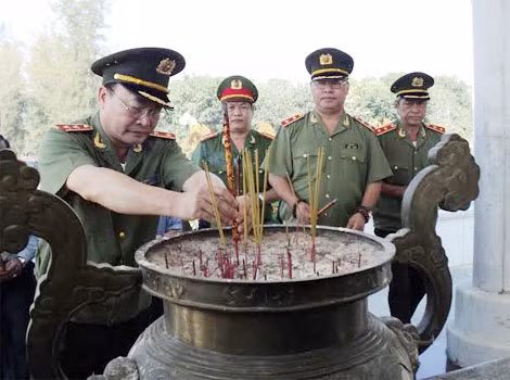 Trung tướng Bùi Quang Bền, Ủy viên Trung ương Đảng, Thứ trưởng Bộ Công an cùng đoàn công tác thắp hương trước tượng đài các anh hùng liệt sỹ CAND.